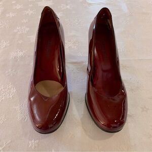 Taryn Rose Patent Leather Pumps Sz 6.5 EUR 36.5 Gorgeous one shoe has foot pad